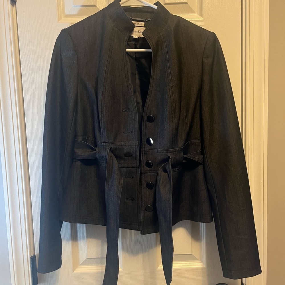 Calvin Klein stretch grey jacket/blazerwith belt
Button closure size‎ 2